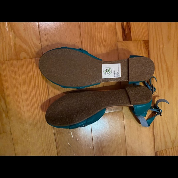 “This and That” Women’s shoes - Picture 3 of 3